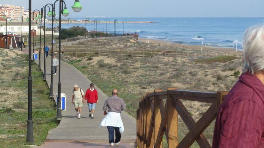 Imagen de la senda peatonal de La Mata, con la pedanía al fondo