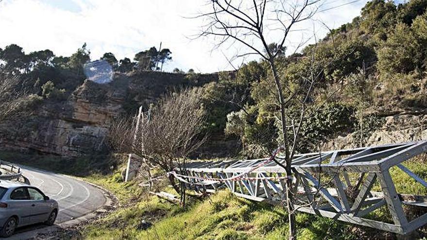 El tros de la torre elèctrica abandonada al costat de la pista