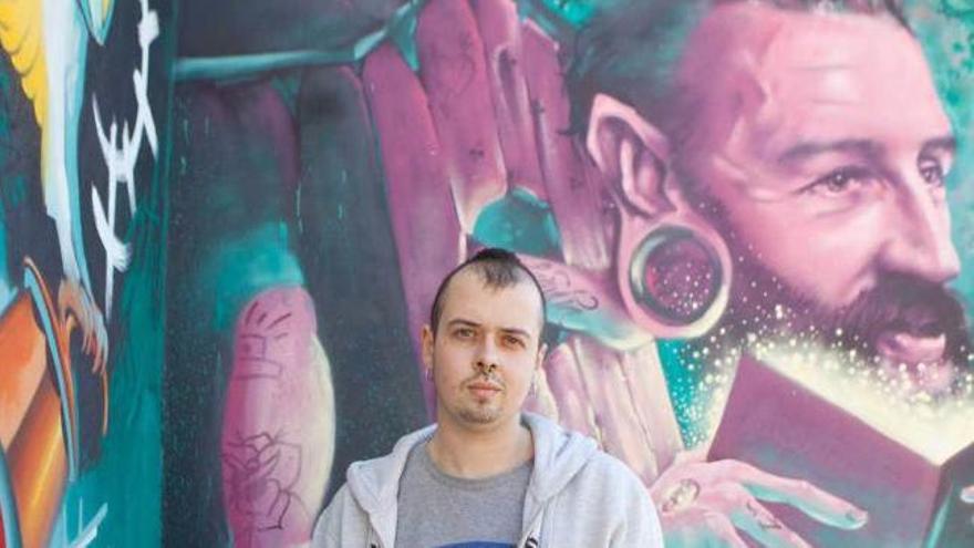 David Fernández, junto al grafiti realizado en el centro cultural.