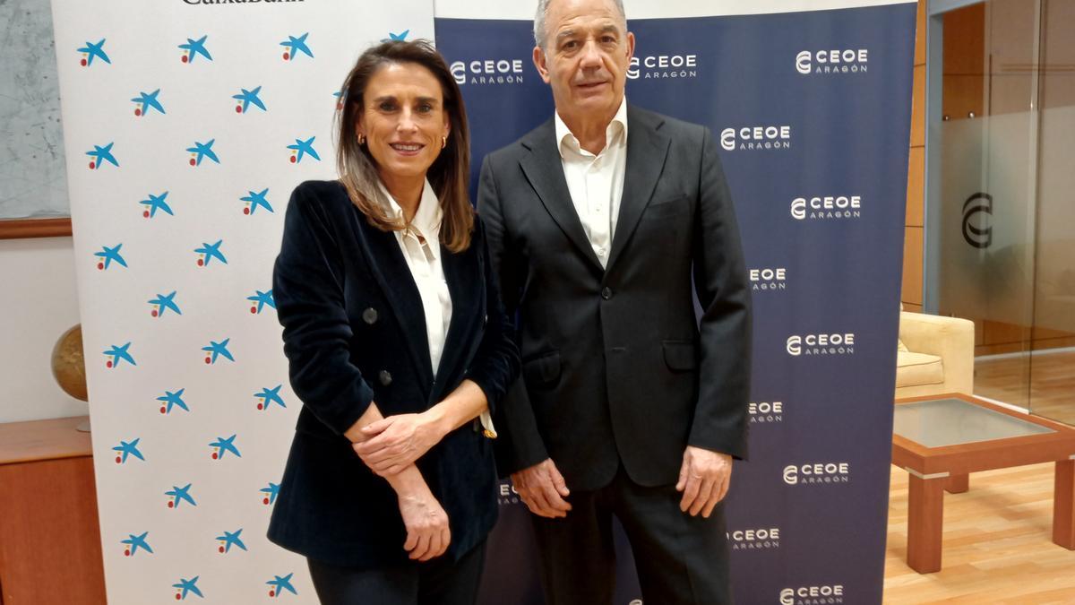 Isabel Moreno y Miguel Marzo, durante la firma del convenio entre CaixaBank y CEOE Aragón