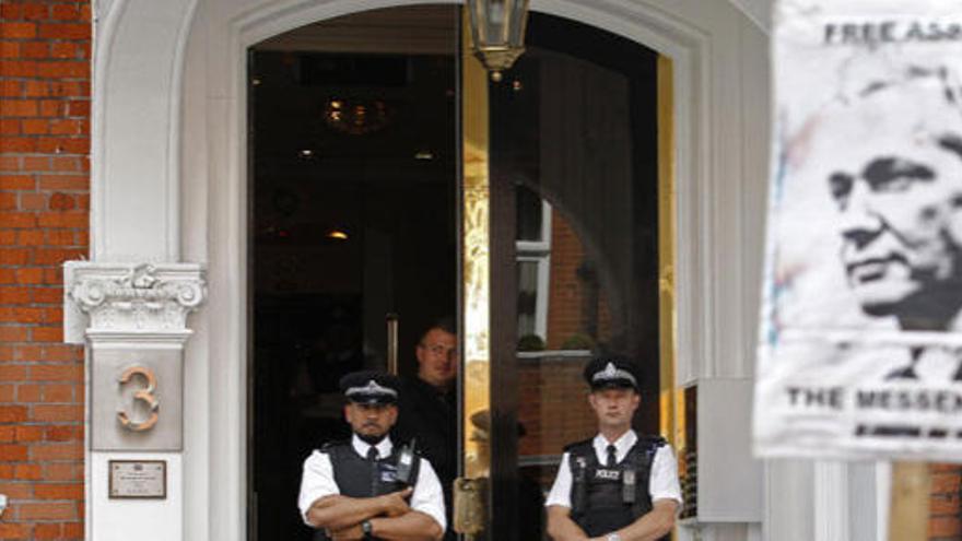 Agentes custodian la embajada de Ecuador.