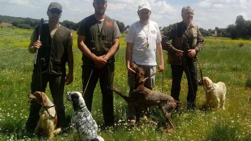 Joaquín Del Hoyo, primero por la derecha, posa con el resto de los mejores cazadores de la cita.