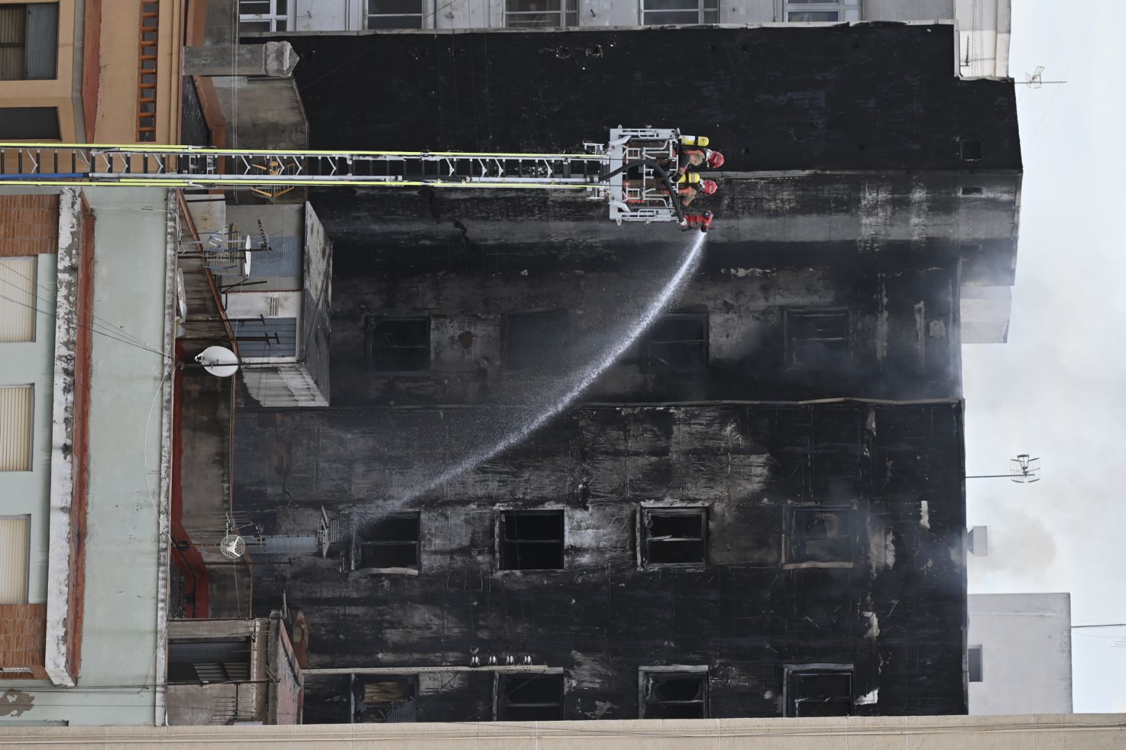 Las imágenes del incendio en un edificio de Castelló