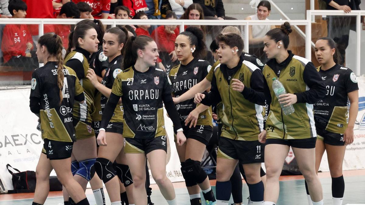 María Sancha, en el centro, junto a sus compañeras. | MARTA G. BREA