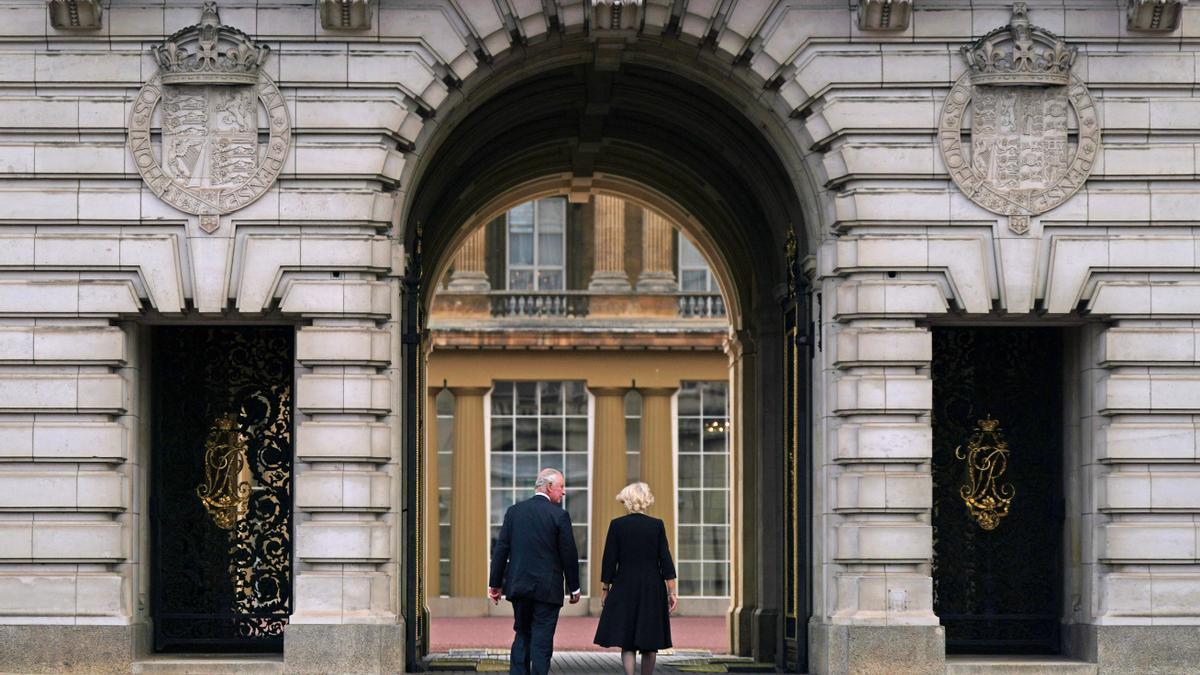 Carlos III y Liz Truss.