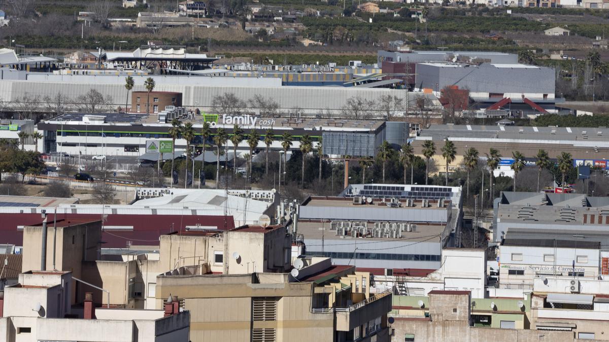 Fábricas y empresas en el polígono l'Estret de Xàtiva, donde se ejecutarán las obras de mejora.