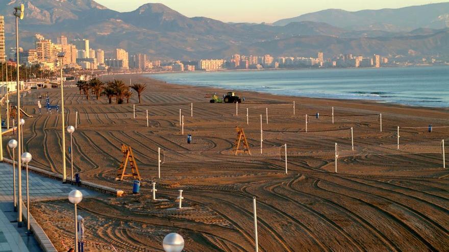 Casi una treintena de operarios trabajarán este verano en la limpieza de las playas de Alicante