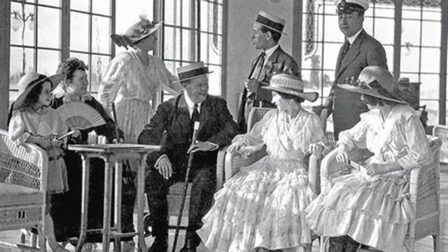 La abuela y tíos de Elisabeth Figa, en 1914 en el interior de la desaparecida sede del Reial Club Marítim.
