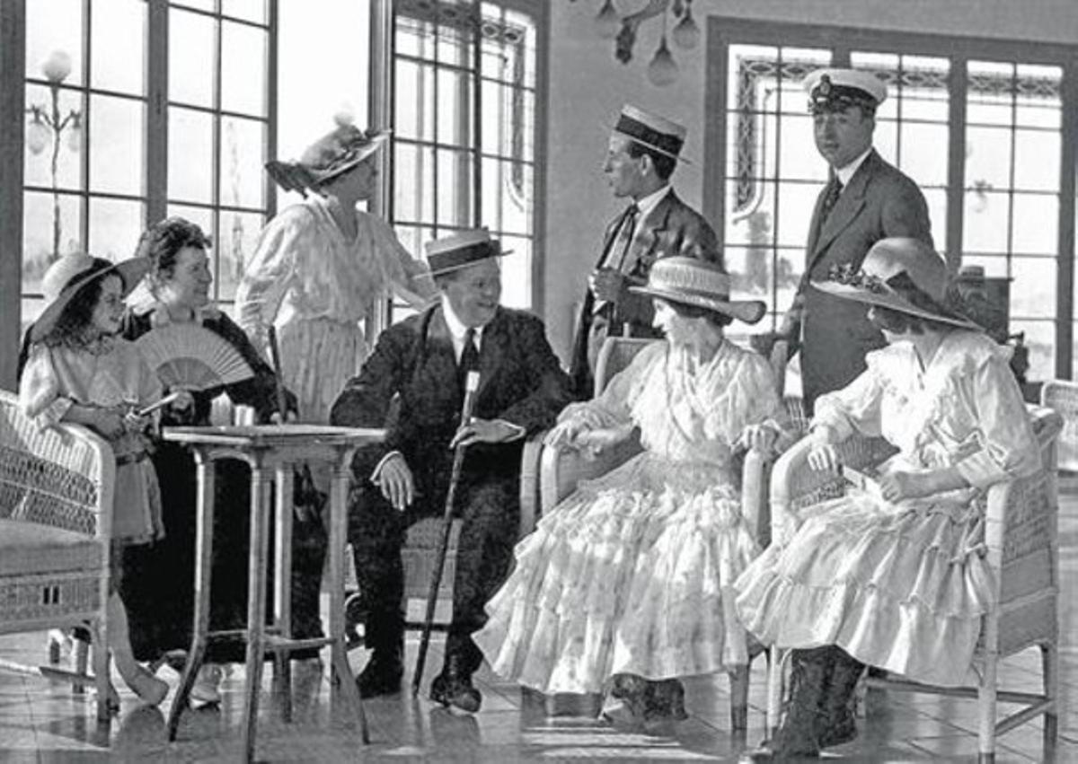 La abuela y tíos de Elisabeth Figa, en 1914 en el interior de la desaparecida sede del Reial Club Marítim.