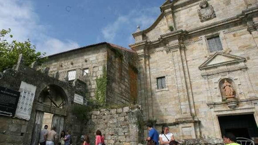 Fachada de la iglesia del monasterio de Oia. // FdV