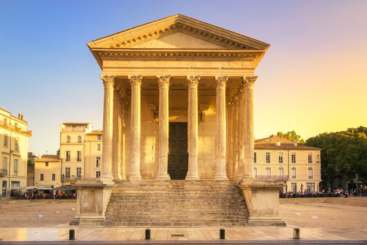 La Maison Carrée, un templo romano perfectamente conservado que data del siglo I.