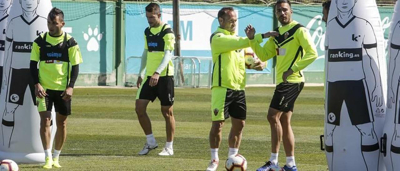 Borja Martínez, Manuel Sánchez, Nino y Xavi Torres, el pasado viernes en el entrenamiento del Elche antes de viajar a Albacete.