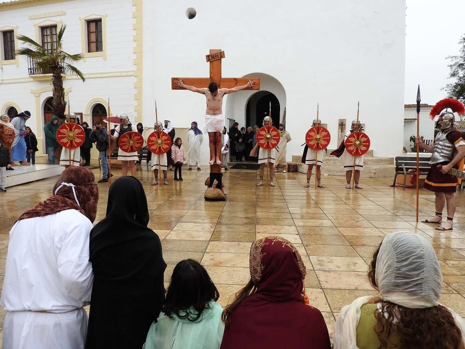 El tiempo dio una tregua para la procesión de Jesús Nazareno en Sant Ferran y ayer el vía crucis se celebró bajo una fina lluvia