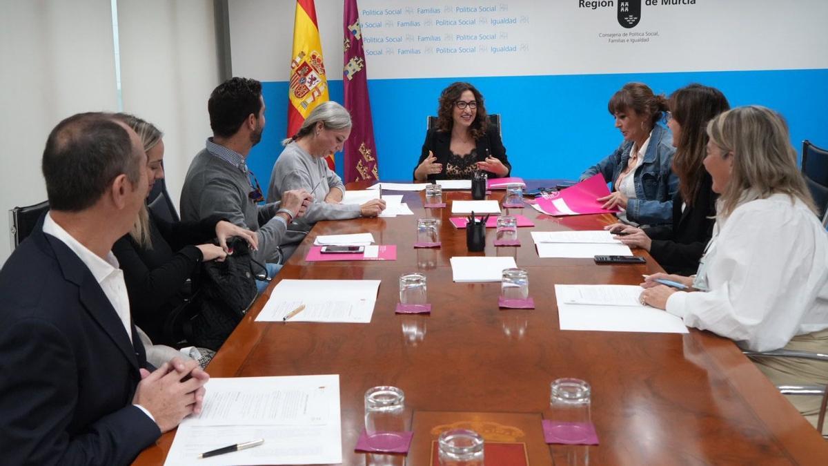 Ana Belén Martínez, con los miembros del jurado de los premios 25N de la Comunidad