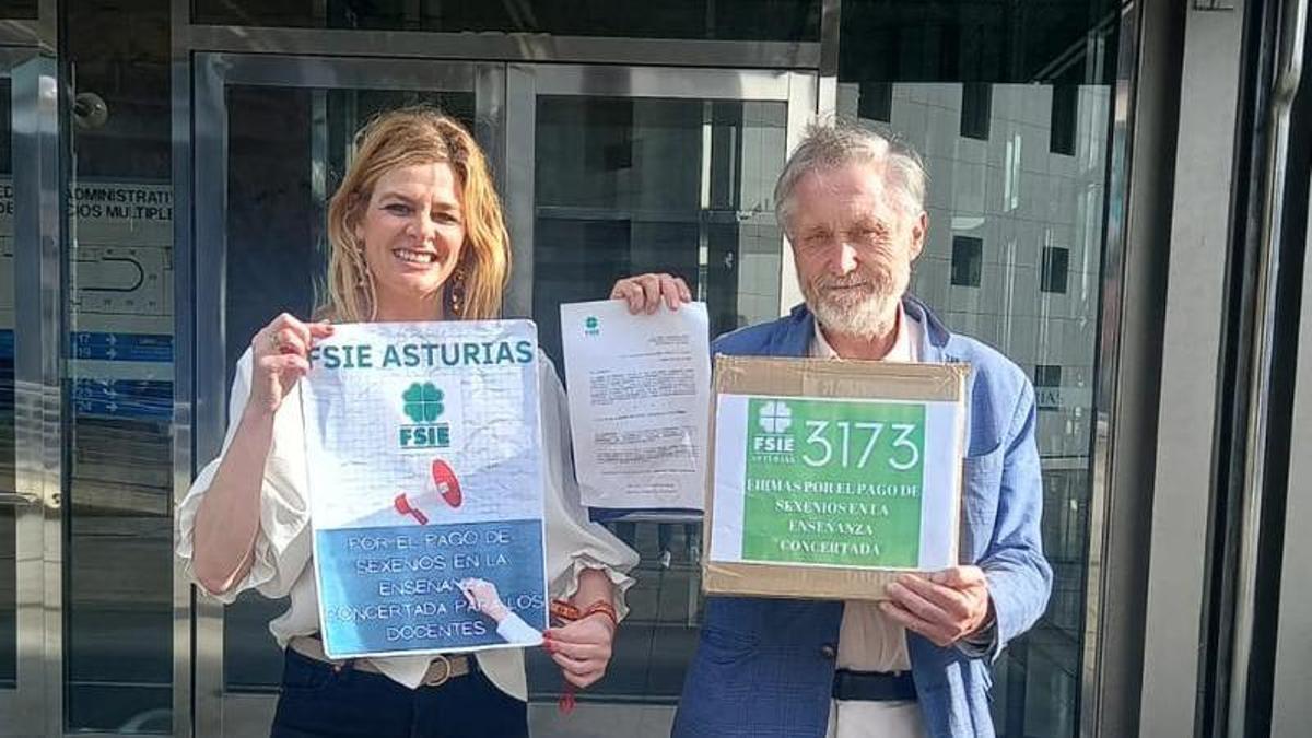 Pilar Méndez y José López-Sela, tras registrar las firmas