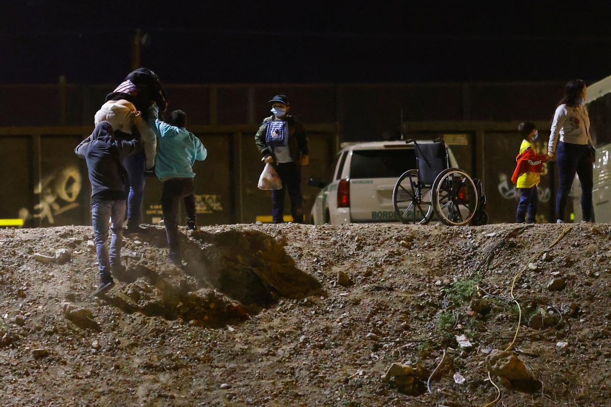 Migrantes en busca de asilo cruzan río Bravo en Ciudad Juárez