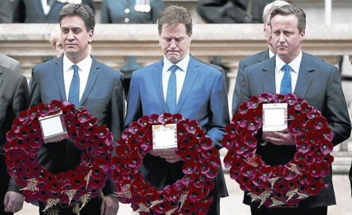 Miliband, Clegg i Cameron (d’esquerra a dreta), en l’ofrena floral durant la cerimònia del 70è aniversari del fi de la segona guerra mundial, a Londres, ahir.