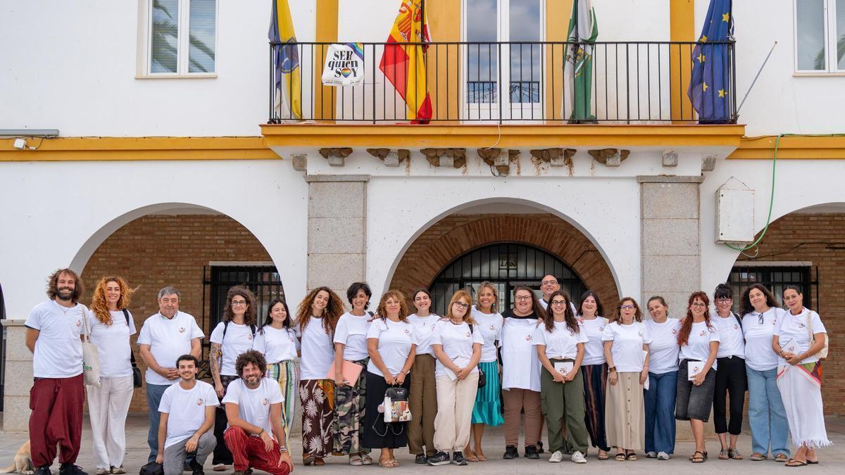 Auxiliadora Moreno (centro), en una foto de familia con participantes y responsables de la tercera edición de la residencia artística Arte Viva en Los Blázquez.