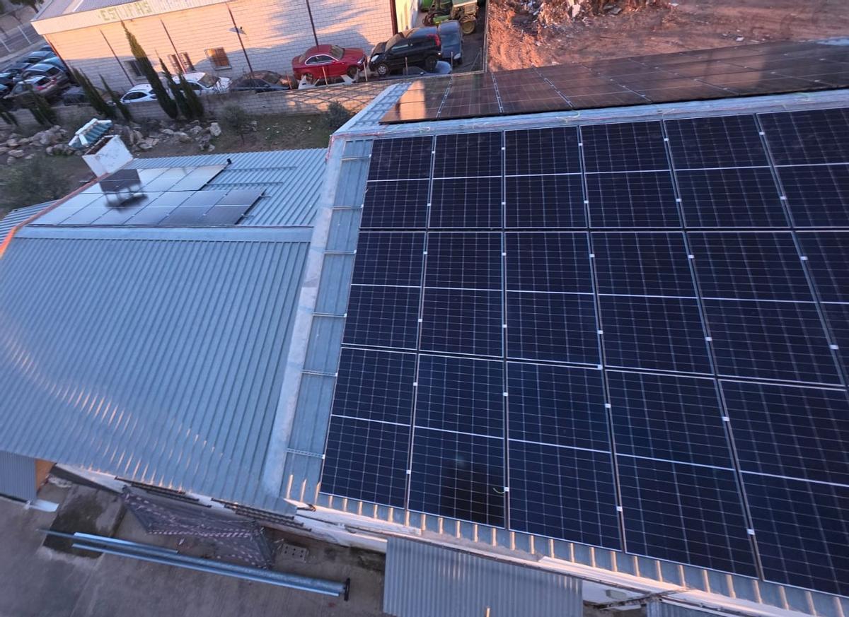 Utiel apuesta por la transición energética con las placas fotovoltaicas en la cubierta del edificio municipal de la Escuela Taller.