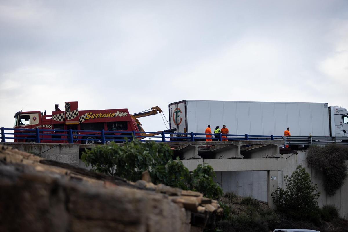 En imágenes | Accidente entre cinco camiones en la A-68 que ha obligado a cortar la autovía En imágenes | Accidente entre cinco camiones en la A-68 que ha obligado a cortar la autovía