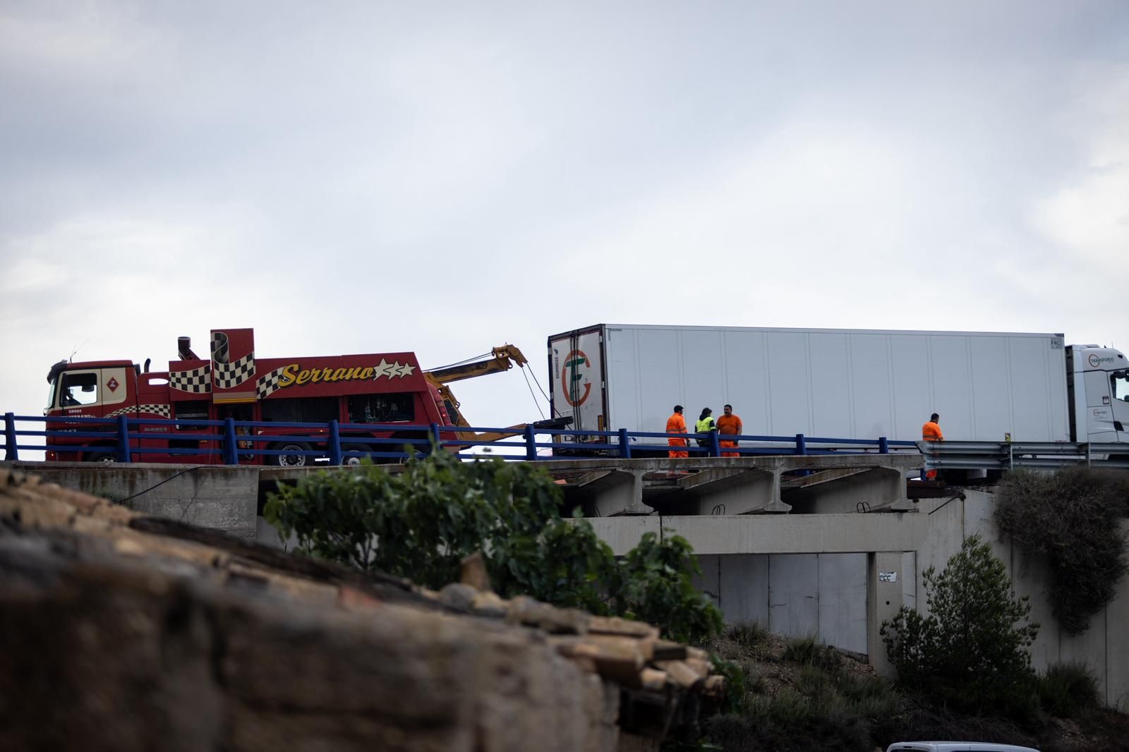En imágenes | Accidente entre cinco camiones en la A-68 que ha obligado a cortar la autovía