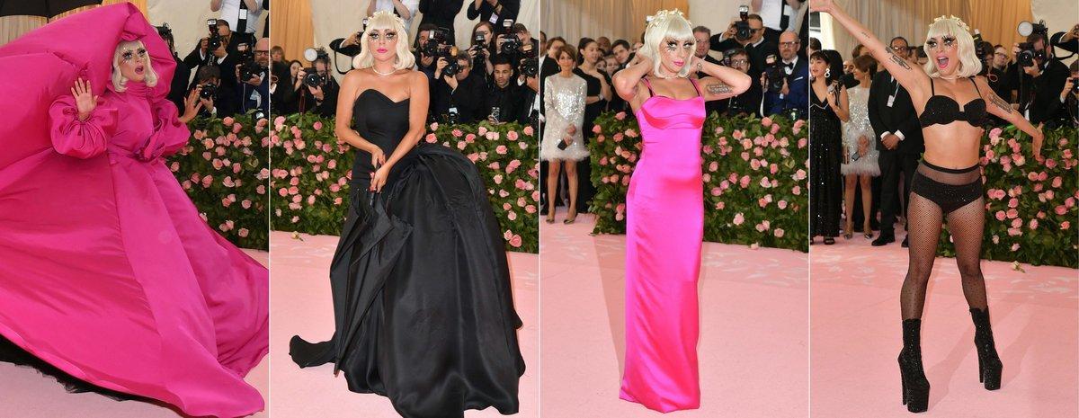 La anfitriona y abanderada del concepto ’camp’, Lady Gaga, con un modelo cebolla de Brandon Maxwell.