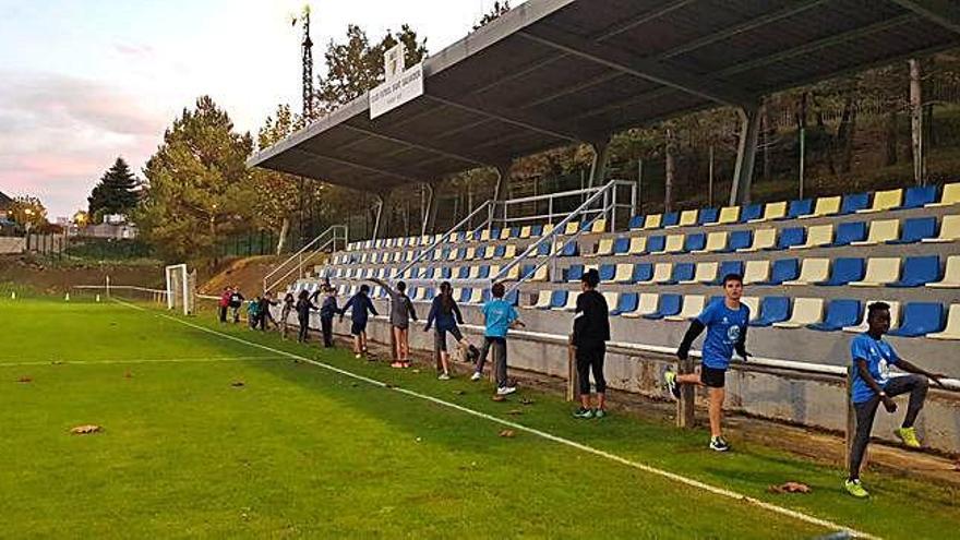 Entrenament del JAB Berga al camp de futbol de gespa de Sant Jordi de Cercs