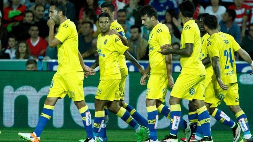 Jonathan Viera, con Aythami Artiles, festeja el segundo tanto amarillo.