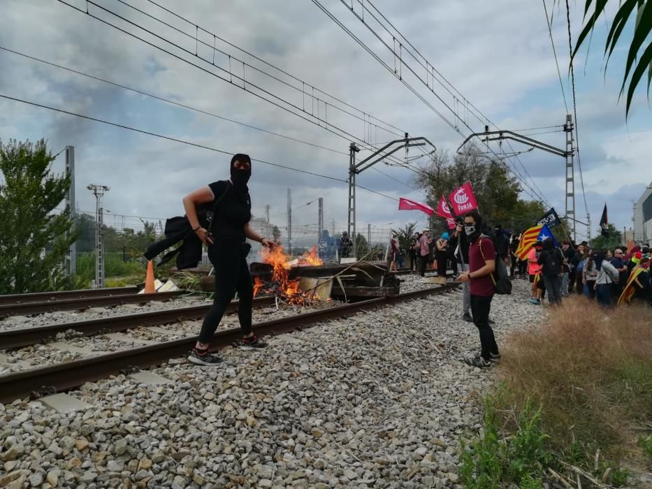 Tallen les vies del tren i el TAV a l''Avellaneda i fan barricades