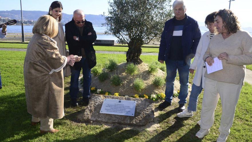 Las familias descubrieron la placa ante el nuevo olivo. |  Gonzalo Núñez