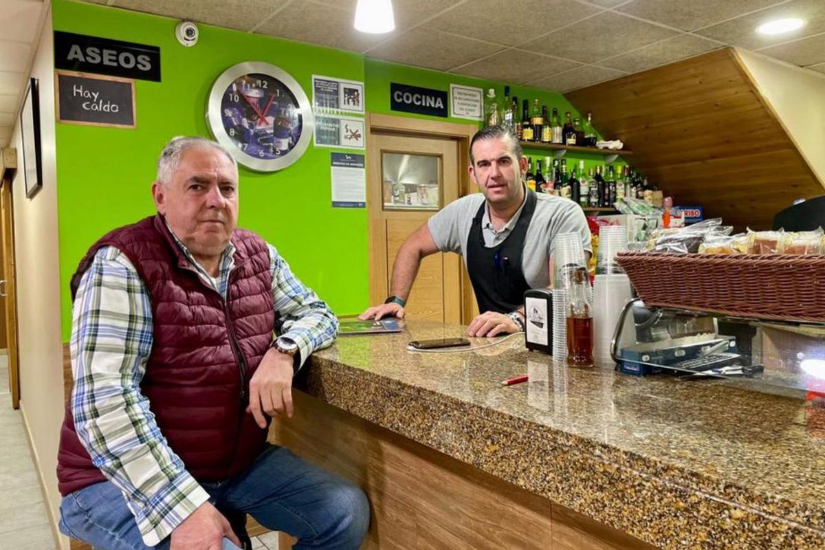 Juan Carlos Cordero y Abel Trapiello, en el bar de La Raya. | C. M. B.
