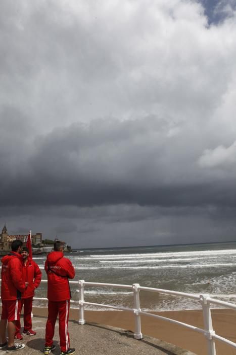 Bandera roja en la playa de San Lorenzo de Gijón