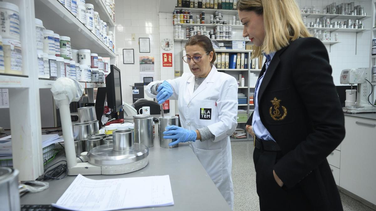 Nuria Luna, en las instalaciones de Pinturas Blatem.