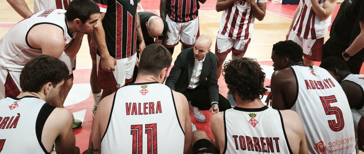 Els jugadors bisbalencs, escoltant les instruccions d`Èric Surís en el darrer partit a Saragossa.
