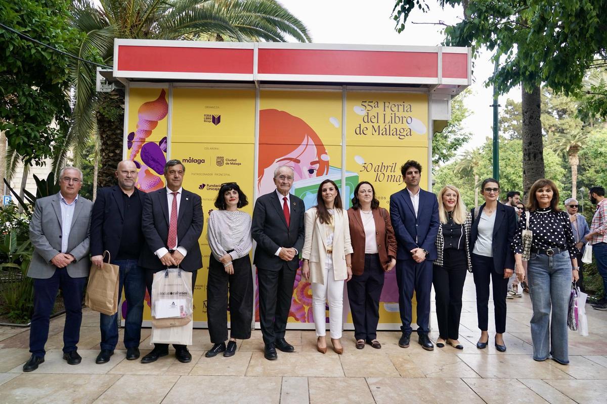 Foto de familia de organizadores, autoridades y colaboradores de la Feria del Libro de Málaga