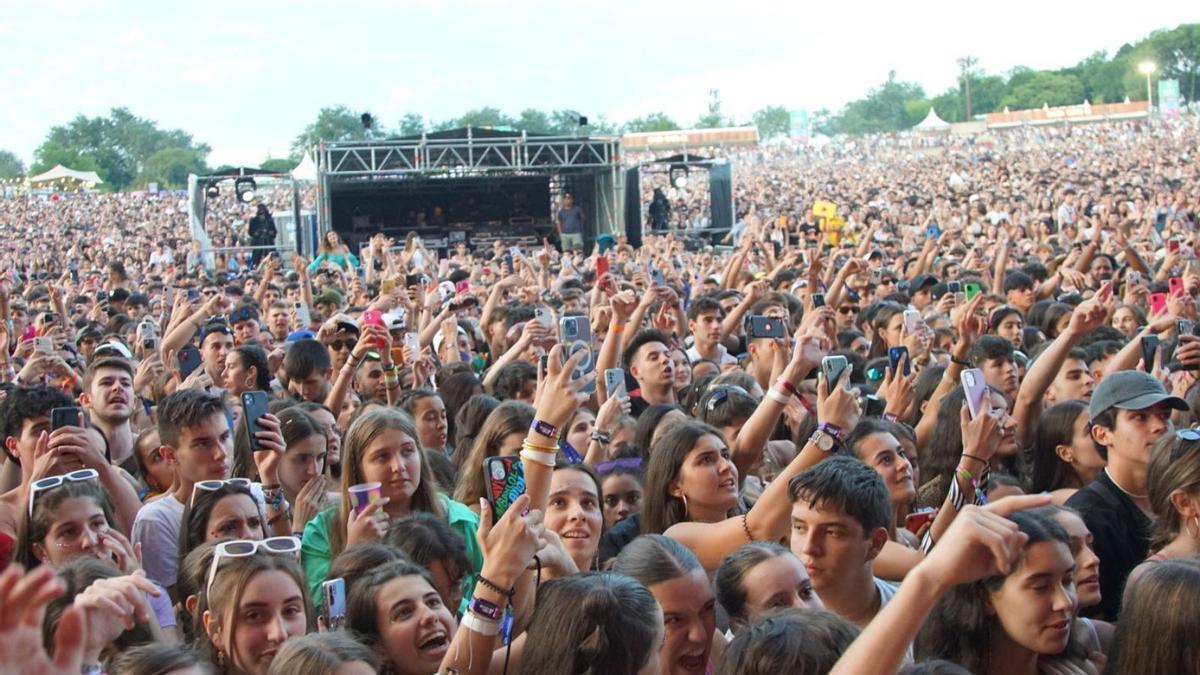 Multitudinario arranque del festival O Son do Camiño que se mueve entre lo latino y lo indie