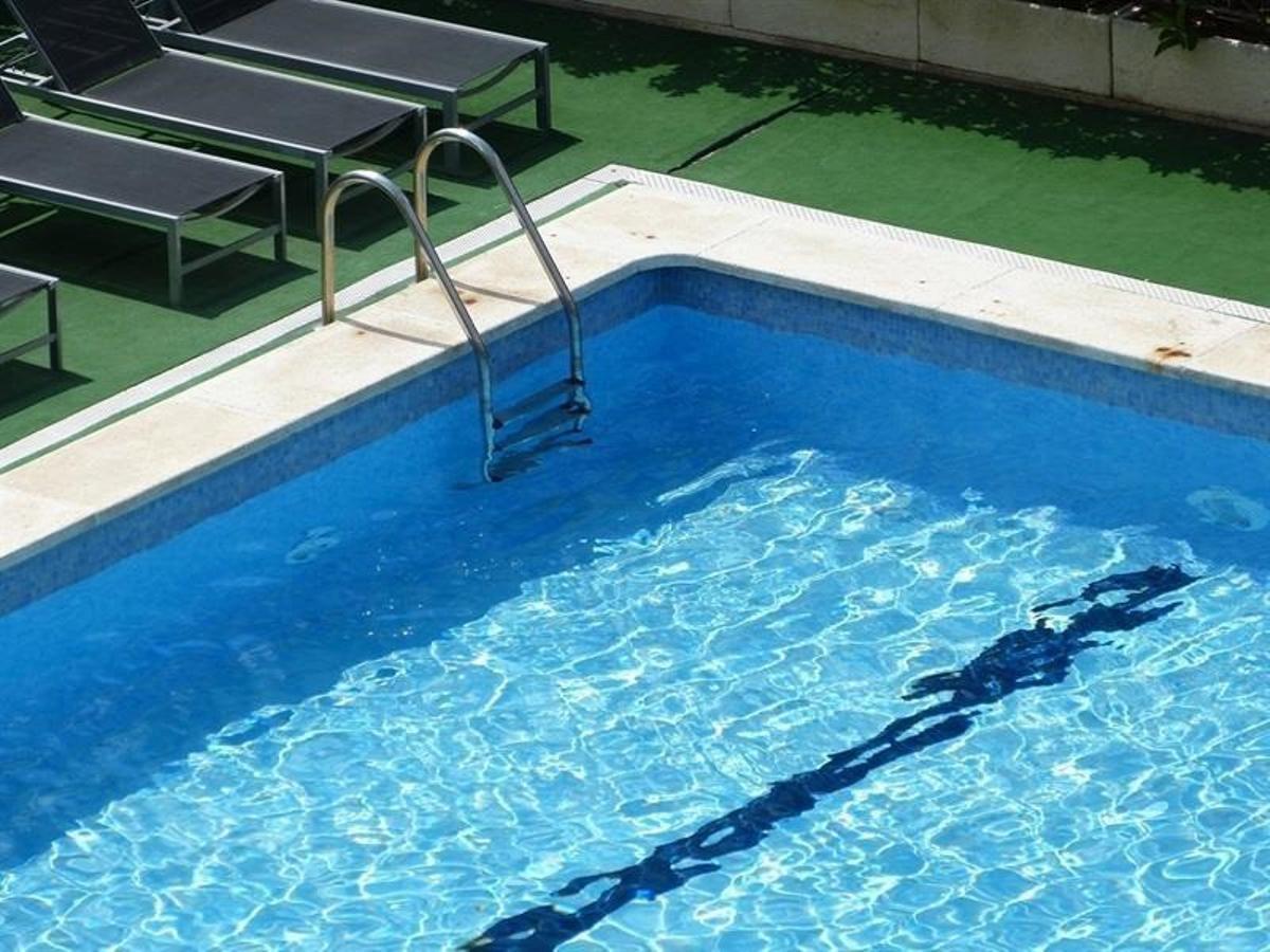 Archivo - Imagen de archivo de una piscina.