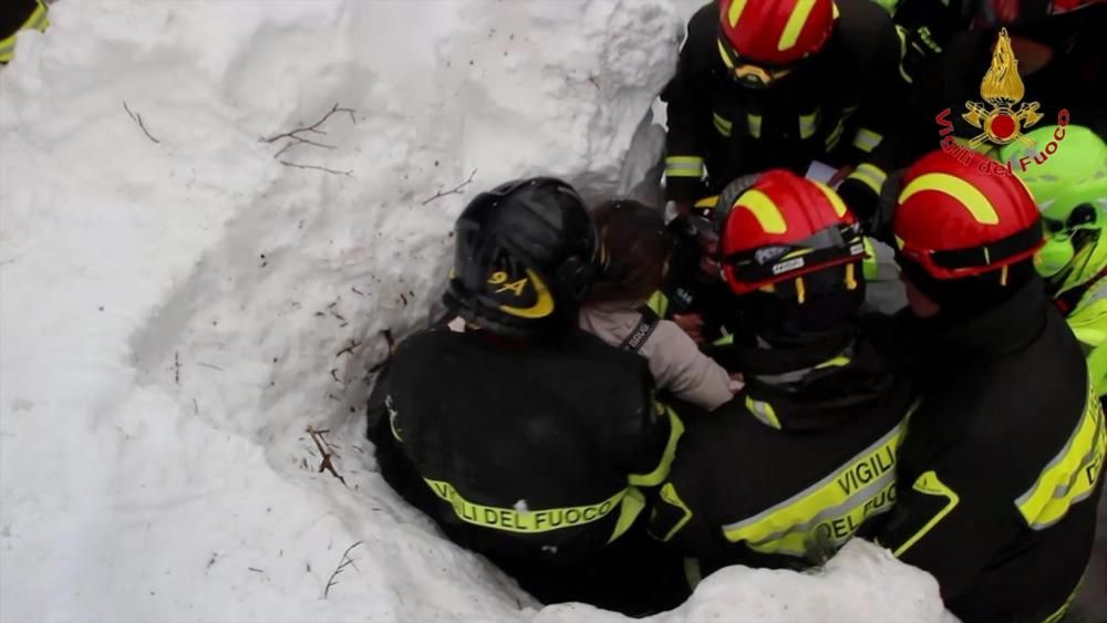 Operacions de rescat a l'hotel sepultat a Itàlia