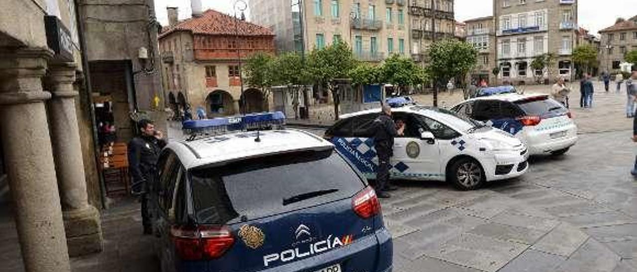 Efectivos policiales en un incidente en A Ferrería. // Gustavo Santos