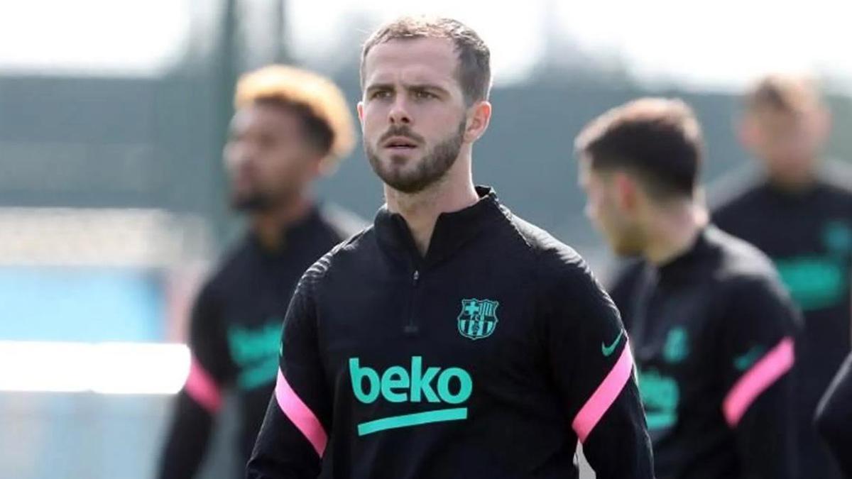 Miralem Pjanic durante un entrenamiento del Barça