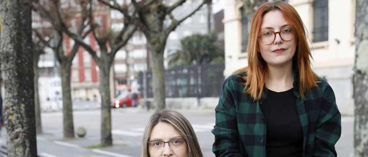 Aurora Barrero (sentada) y Laura Menéndez, en el puerto deportivo de Gijón.