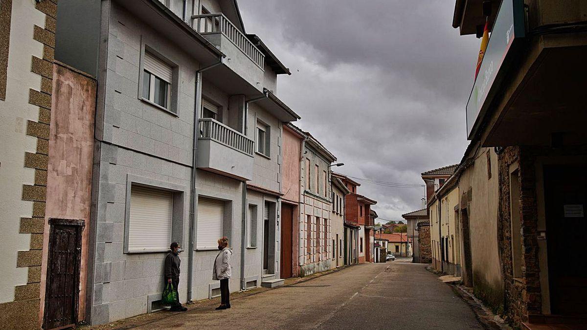 Dos mujeres charlan en un pueblo de la provincia.