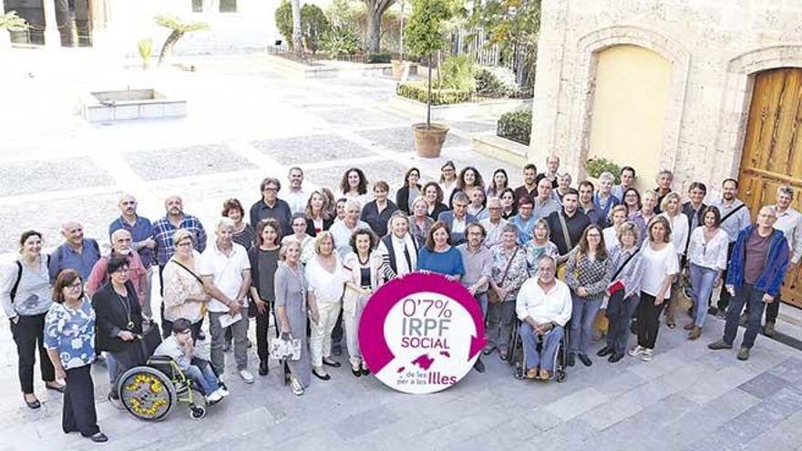 Armengol junto a los representantes de las entidades sociales de Balears, ayer en el Consolat de Mar.