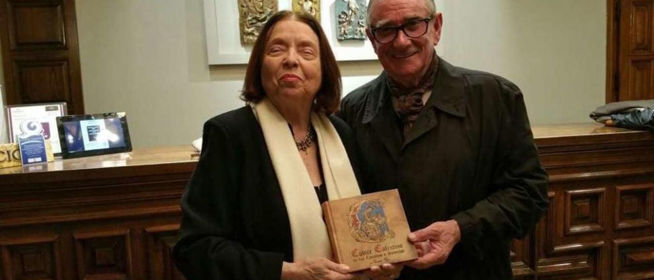 Nélida Piñón y Cándido Pazos, durante su encuentro, con el libro en las manos.