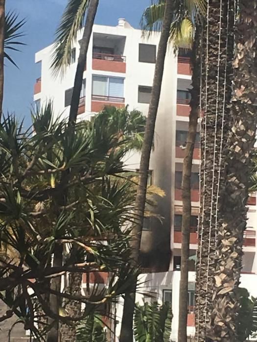 Arden unos apartamentos de Playa del Inglés