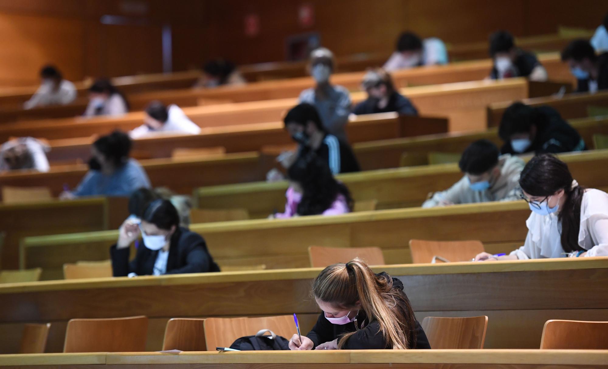 La selectividad extraordinaria arranca en Galicia "sin problemas", con más de 2.600 alumnos convocados