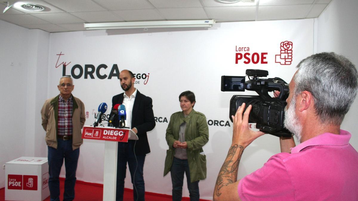 Julián Herencia, José Ángel Ponce y María Dolores Chumilla, durante la rueda de prensa que se celebraba en la Agrupación Socialista Lorquina, este viernes.