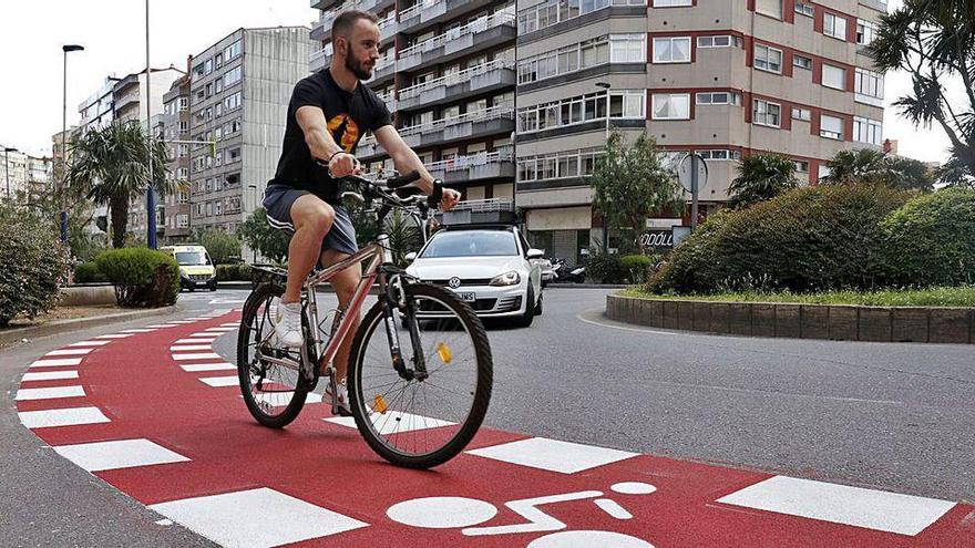 Los ciclistas ya circulan por algunos tramos terminados pese a que el ciclocarril aún no fue inaugurado.