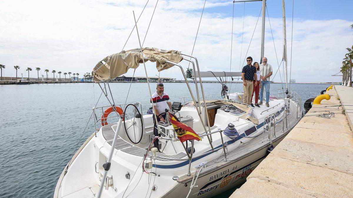 Nacho Dean  acompañado de la directora de la Ocean Race y el director adjunto de la Sociedad de Proyectos para la Transformación Digital.