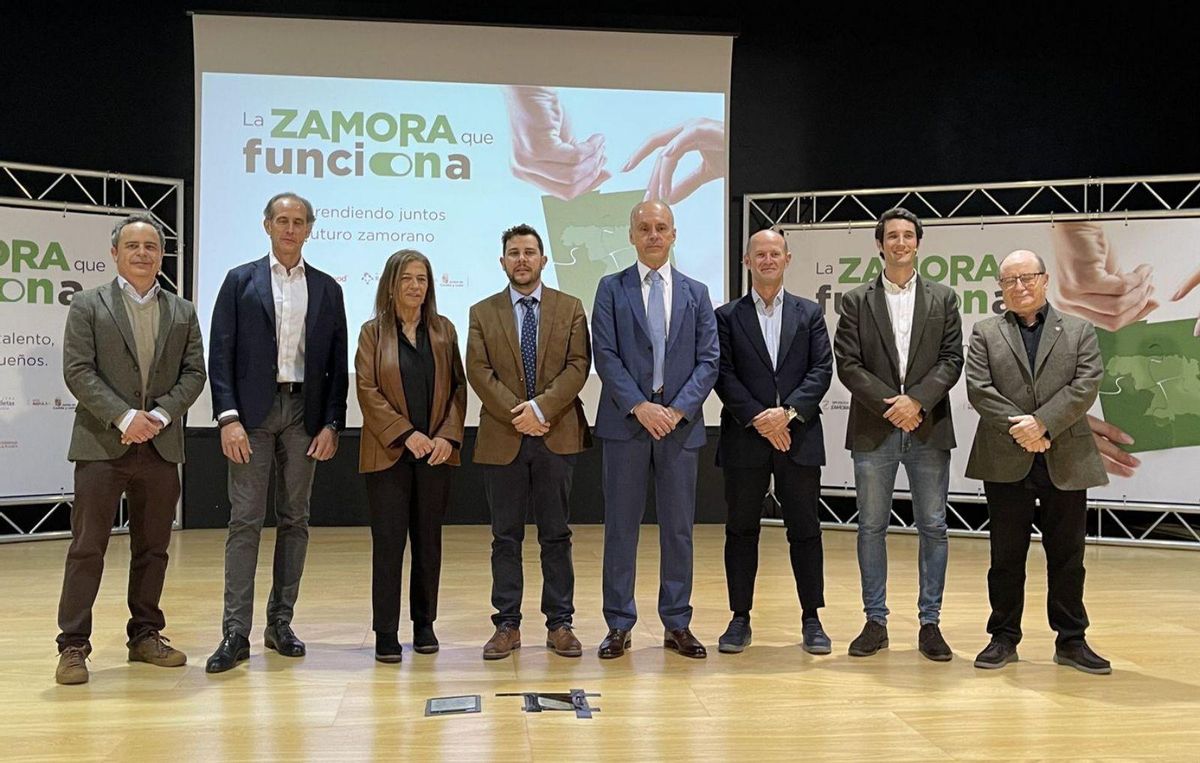 Los ponentes, con patrocinadores del evento del periódico, antes de iniciar el foro. | Miguel Ángel Lorenzo